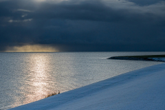 Sneeuwbui boven de afsluitdijk-Snow shower above the Afsluitdijk-Schneeschauer über dem Afsluitdijk-Texel-Nederland-Netherlands-Niederlande