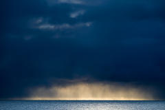 Sneeuwbui boven de afsluitdijk-Snow shower above the Afsluitdijk-Schneeschauer über dem Afsluitdijk-Texel-Nederland-Netherlands-Niederlande