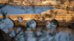 Romeinse brug in de Taag rivier Extremadura-Roman bridge over the Tagus River in Extremadura-Römische Brücke über den Tejo in Extremadura
